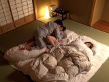 街で見かけた母娘を宿泊付きインタビューにご招待！母に狙いを定めてなし崩し的な愛撫を仕掛けると…声を潜めて感じる母に激ピス顔射SEX！